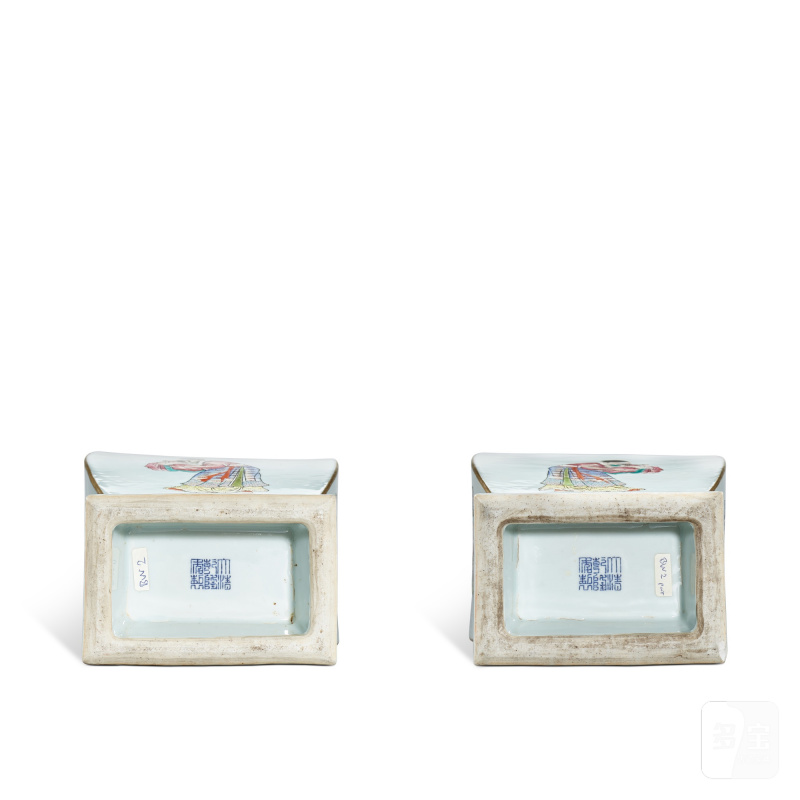 A pair of famille-rose 'figures' vases, Republican period | 民國 粉彩人物四方瓶一對 《大清乾隆年製》仿款 - 图6